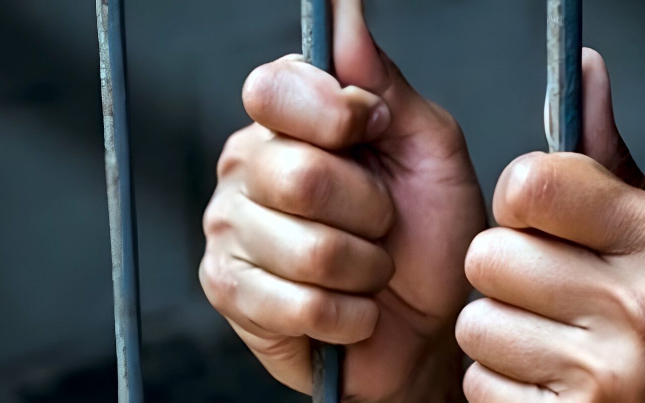 بعد واقعة الشرقية.. عقوبة أشخاص تعدوا على موظف أثناء تأدية عمله