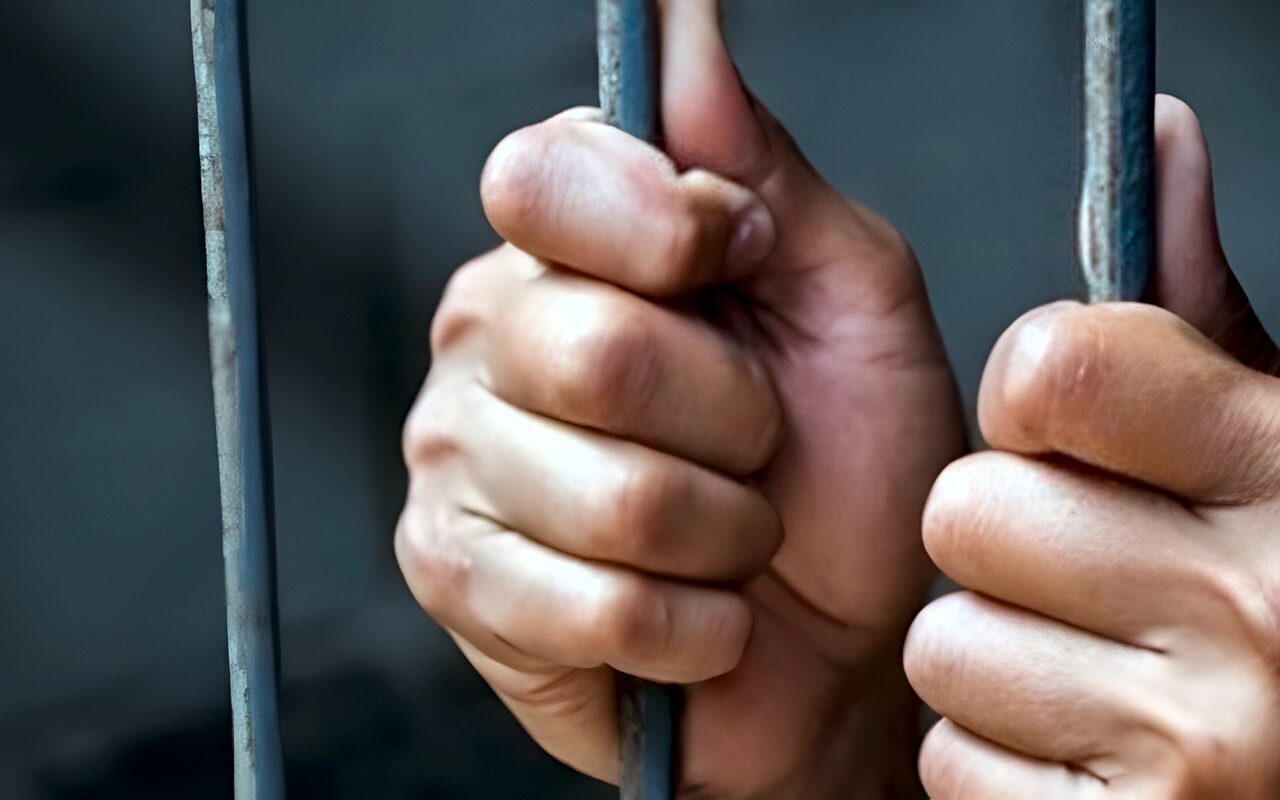 حبس شخص بالجيزة لترويجه لبيع المخدرات على الفيسبوك.. وهذه عقوبته