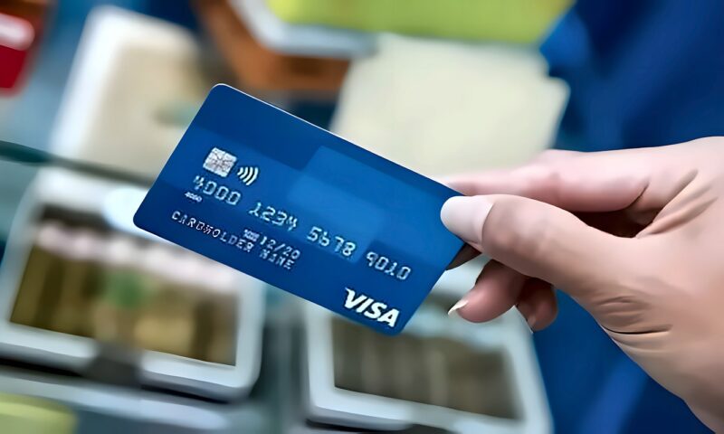 الحبس سنة وغرامة 200 ألف جنيه عقوبة الاستيلاء على بطاقات البنوك