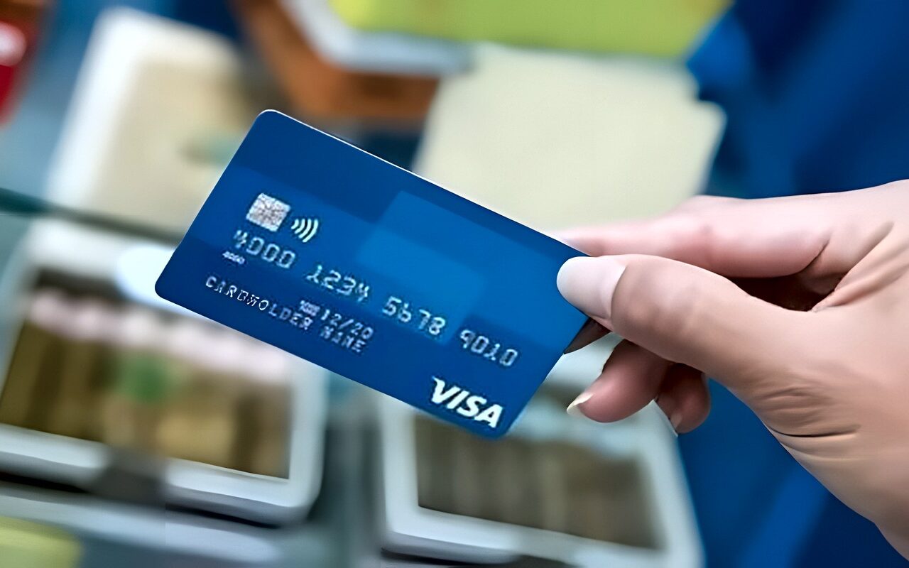 الحبس سنة وغرامة 200 ألف جنيه عقوبة الاستيلاء على بطاقات البنوك