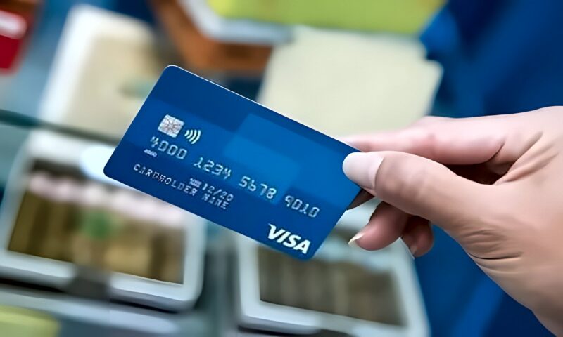 الحبس سنة وغرامة 200 ألف جنيه عقوبة الاستيلاء على بطاقات البنوك