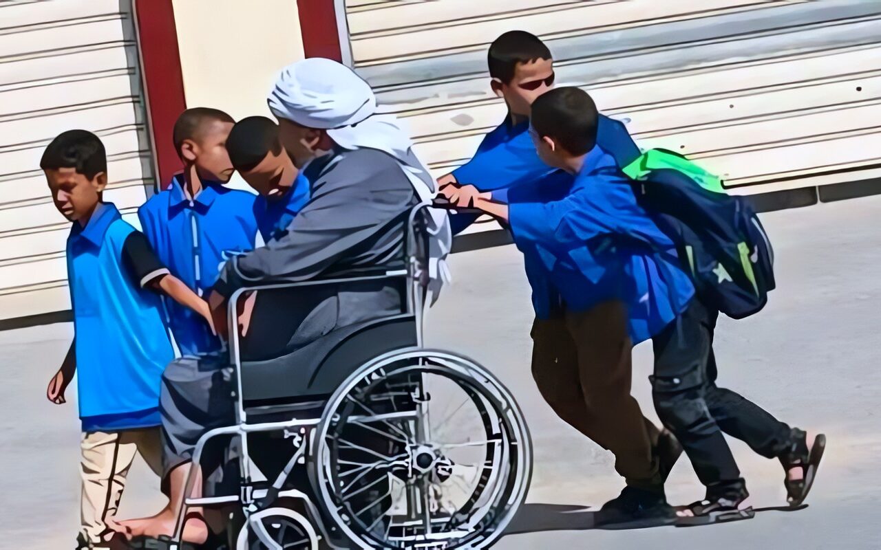 صورة هزت السوشيال ميديا.. 5 تلاميذ يدفعون عربة شيخ قعيد| ما القصة؟