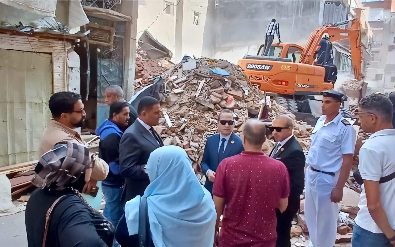 النيابة الإدارية تحقق في انهيار عقار بحي شرق الإسكندرية (صور)