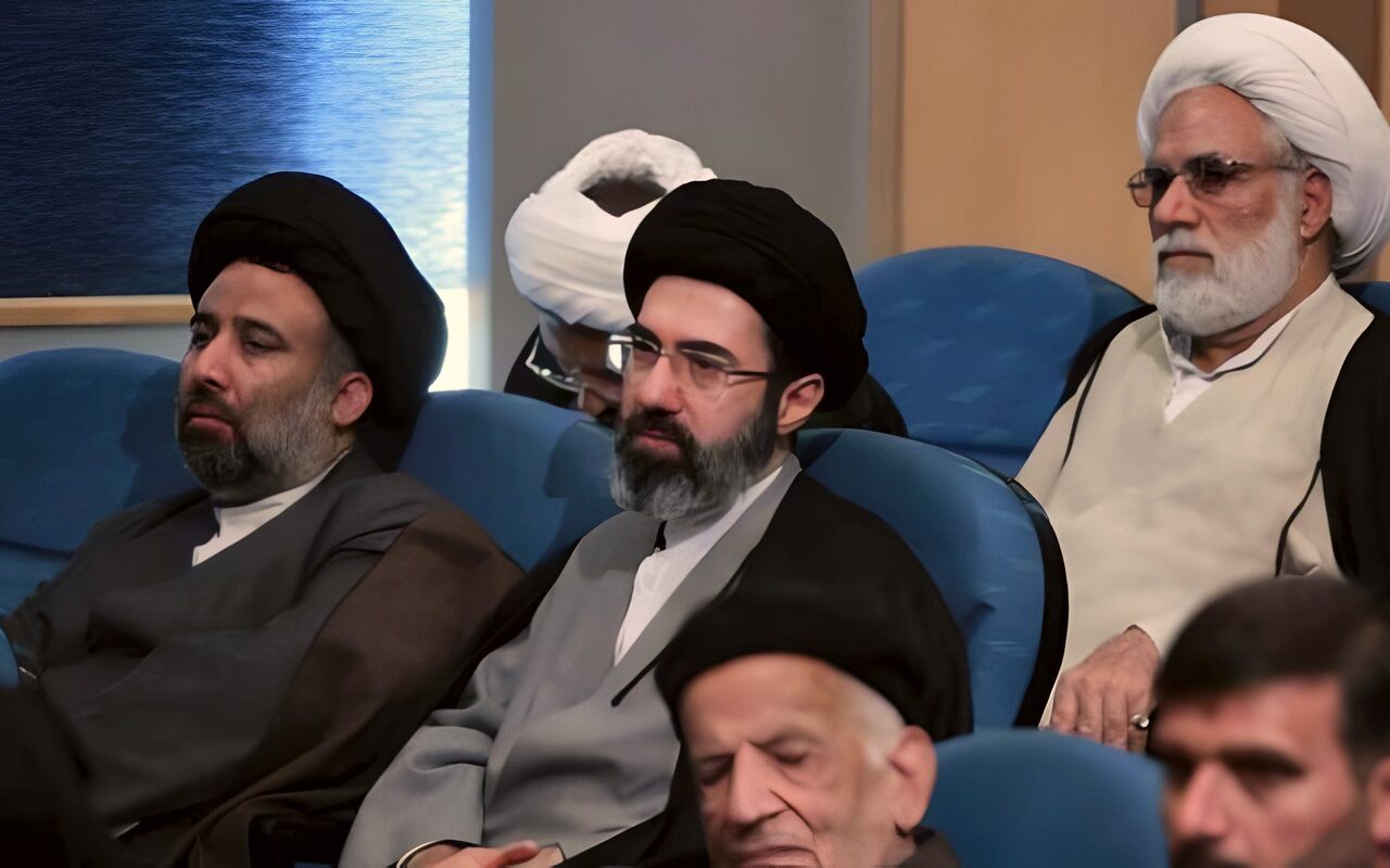 مجتبى خامنئي يجتمع بقادة القوات المسلحة الإيرانية وإعلان مرتقب عن توجيهاته