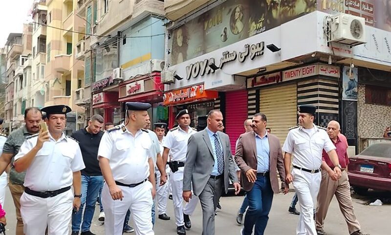 سكرتير عام مساعد الإسكندرية ومدير الأمن يتفقدان انضباط حركة المرور ورفع الإشغالات بشارع الآجتية