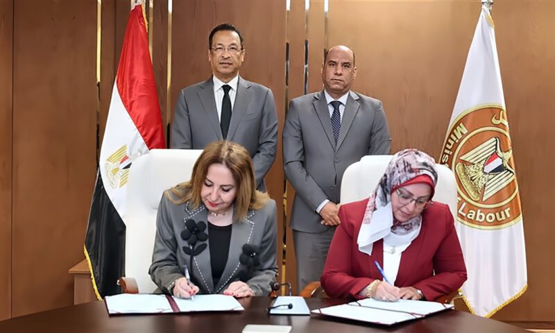 مذكرة تفاهم بين الاتصالات والعمل للتعاون في التطوير المؤسسي وبناء القدرات الرقمية