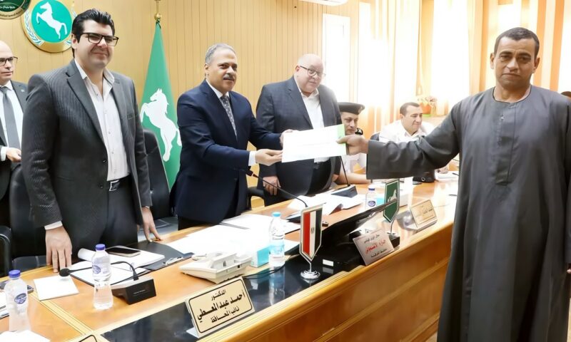 محافظ الشرقية يبحث استعدادات انطلاق الدورة الـ30 لمهرجان الخيول  