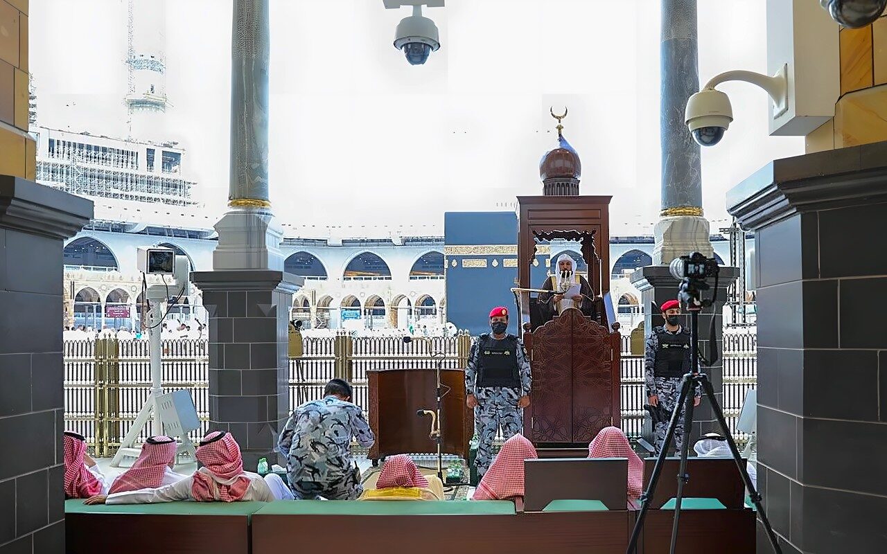 تستوجب الشكر.. خطيب المسجد الحرام: الذكاء الاصطناعي ووسائل التواصل من النعم
