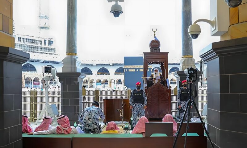 تستوجب الشكر.. خطيب المسجد الحرام: الذكاء الاصطناعي ووسائل التواصل من النعم