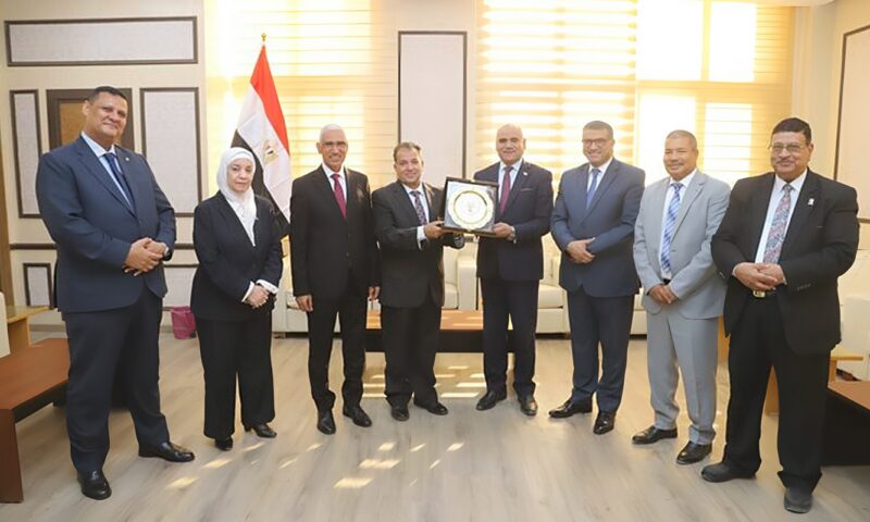 مجلس أمناء جامعة جنوب الوادي الأهلية يناقش تطوير المنظومة التعليمية وتعزيز حوكمة الأداء المالي (صور)