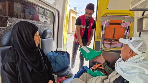 الهلال الأحمر يقدم الدعم النفسي والإنساني للدفعة 90 من الجرحى والمرضى الفلسطينيين