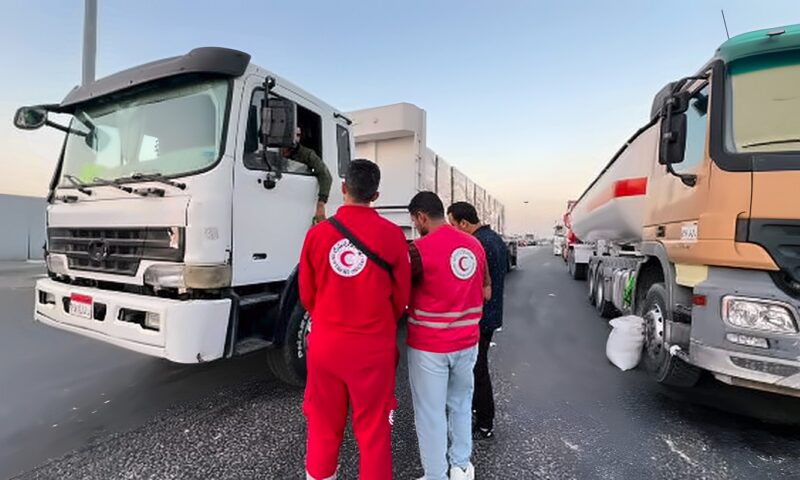 الهلال الأحمر يطلق قافلة «زاد العزة» 288 لدعم غزة