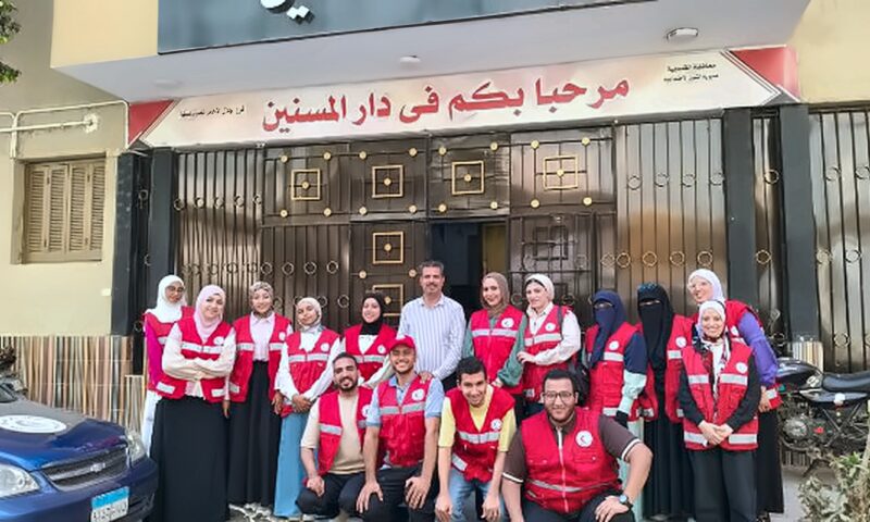 الهلال الأحمر ينظم أنشطة صحية وتوعوية وترفيهية لكبار السن في دور الرعاية