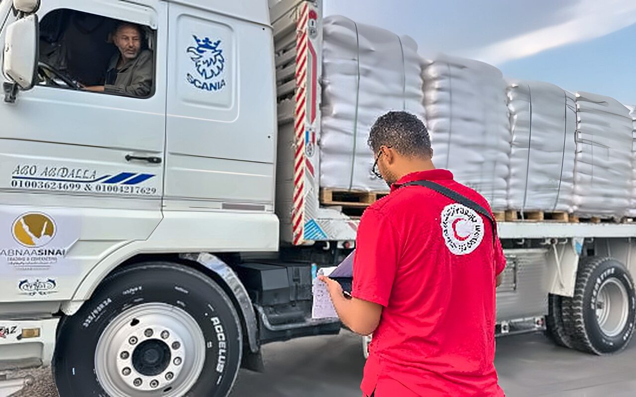 الهلال الأحمر يمد أهالي غزة بمساعدات انسانية عبر قافلة «زاد العزة» 290