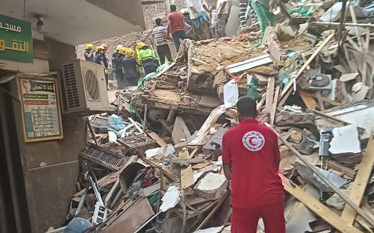 الهلال الأحمر يوجه فرق الاستجابة أثناء الطوارئ إلى حادث انهيار عقار حدائق القبة