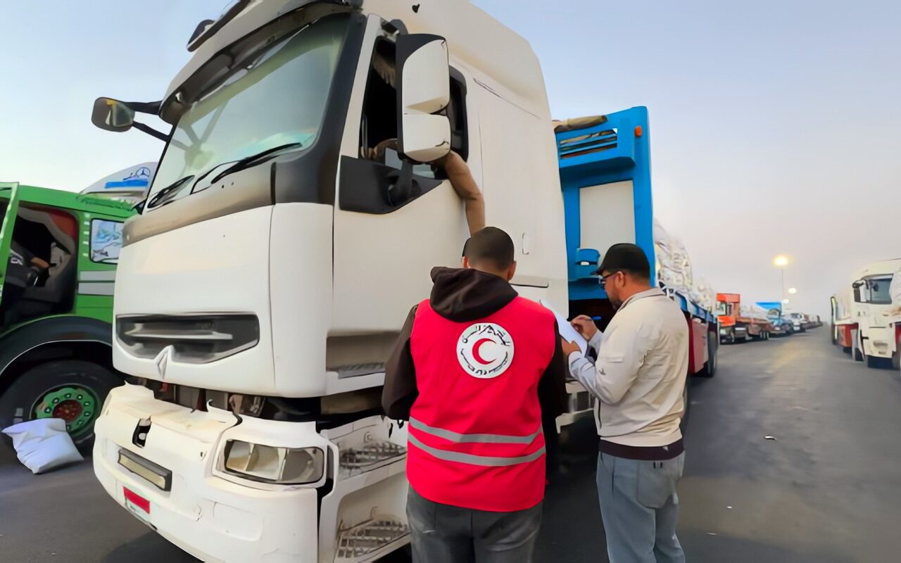 الهلال الأحمر يرسل قافلة «زاد العزة»  الـ 301 بحمولة تتجاوز 3.266 طنًا من المساعدات لأهالي غزة .. صور