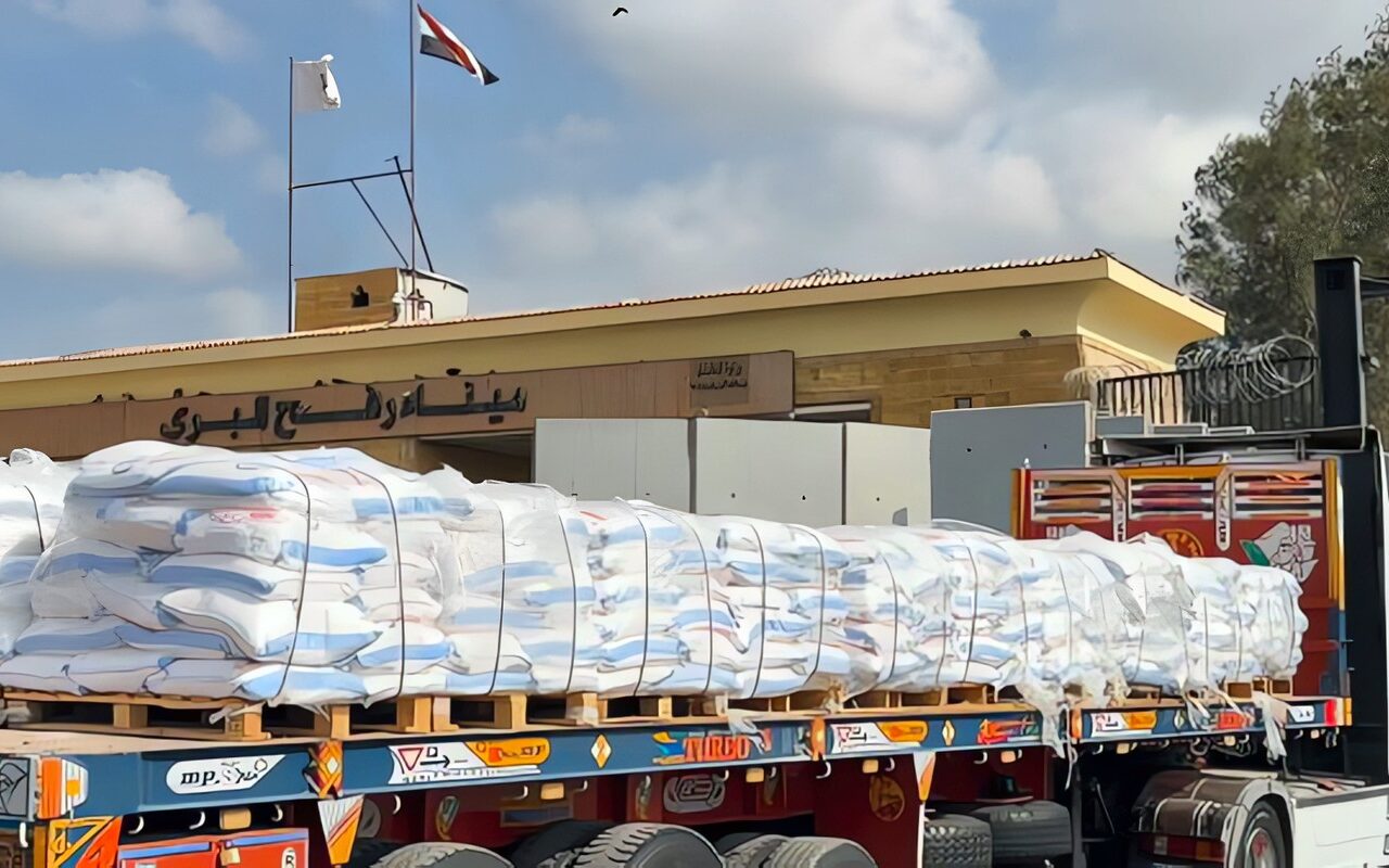 الهلال الأحمر: 280 شاحنة دقيق وسلال غذائية في إطار حملة سنابل العطاء