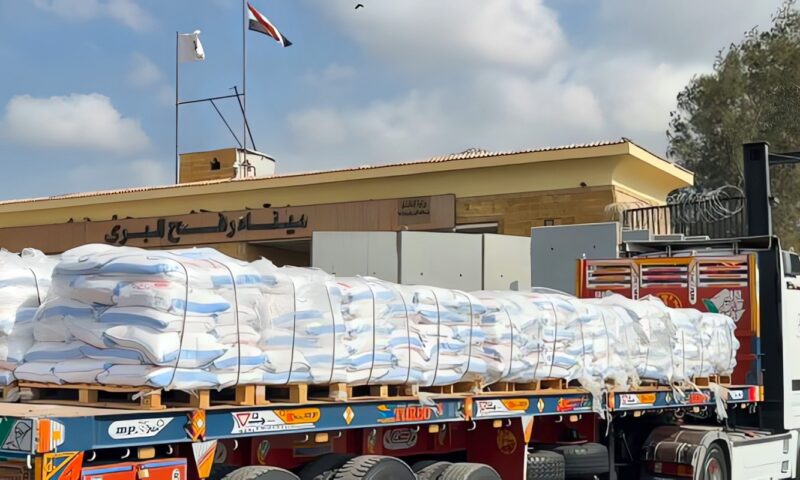 الهلال الأحمر: 280 شاحنة دقيق وسلال غذائية في إطار حملة سنابل العطاء
