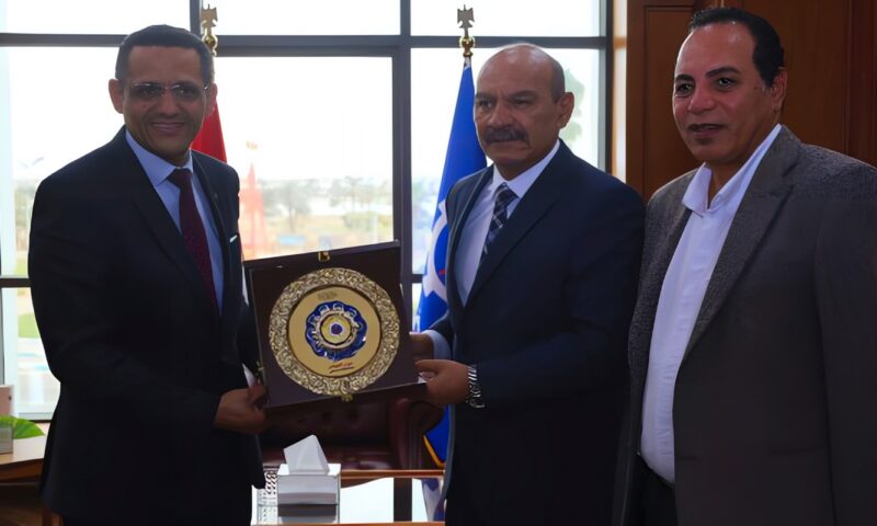 في عيدها الـ53.. محافظ السويس يستقبل نقيب الصحفيين وسكرتير عام النقابة