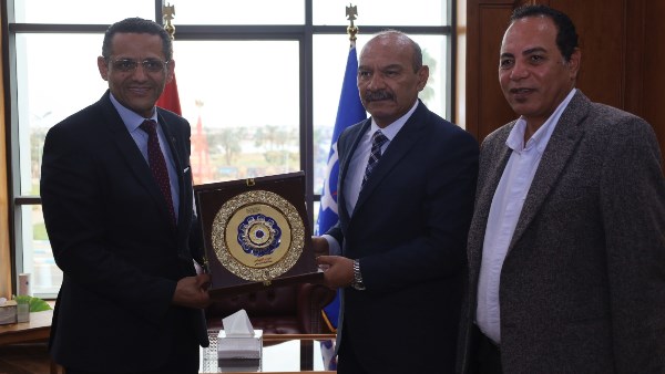 في عيدها الـ53.. محافظ السويس يستقبل نقيب الصحفيين وسكرتير عام النقابة