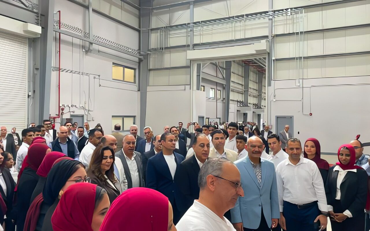 رئيس الوزراء يصطحب طلاب الجامعات بالسويس لزيادة وعي الشباب بما يجري على أرض محافظتهم