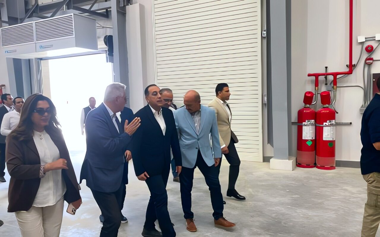 مدبولي يصل السويس لافتتاح عدد من المشروعات محافظة ورافقه وزيرة التنمية المحلية ووزير العمل