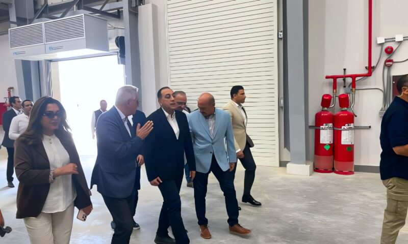 مدبولي يصل السويس لافتتاح عدد من المشروعات محافظة ورافقه وزيرة التنمية المحلية ووزير العمل