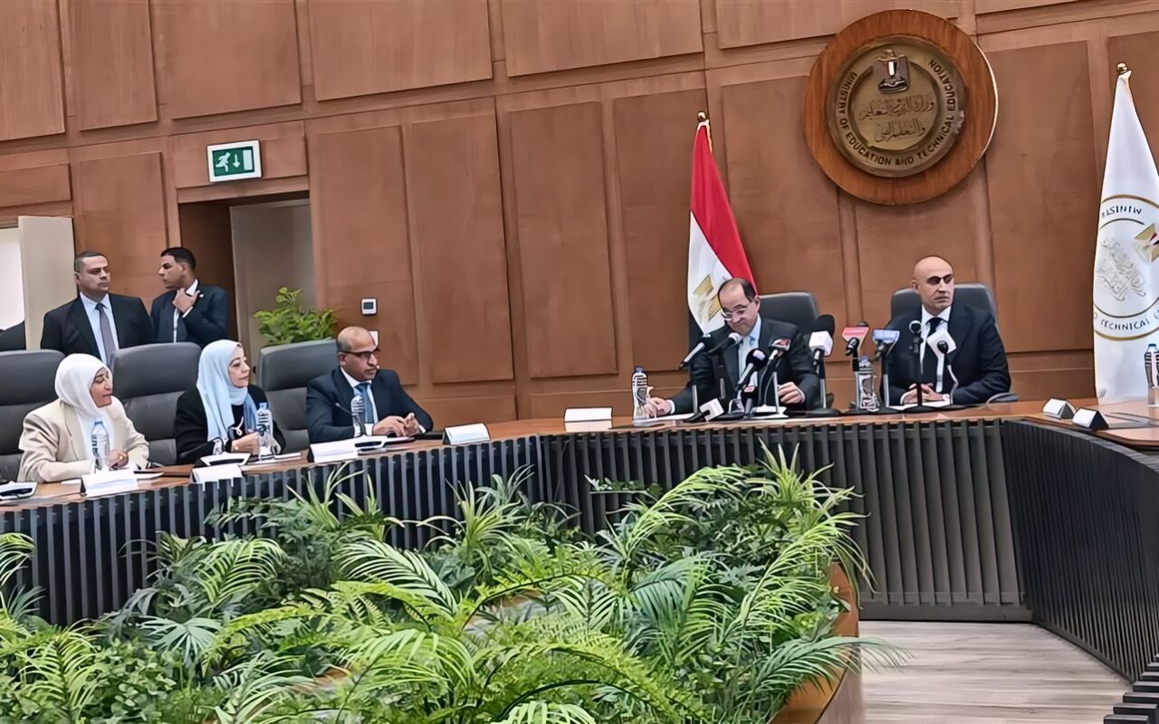 التربية والتعليم تبدأ تنفيذ توصيات منتدى مصر 2026.. زيادة أجور المعلمين إلى 15 ألف جنيه.. 5 آلاف جنيه زيادة للمعلم المساعد و6 آلاف جنيه لكبير المعلمين.. وتوفير المخصصات المالية اللازمة للتدريب