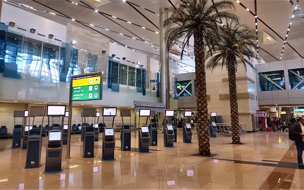 طرق إنهاء إجراءات السفر عبر الأجهزة الذاتية بمطار القاهرة