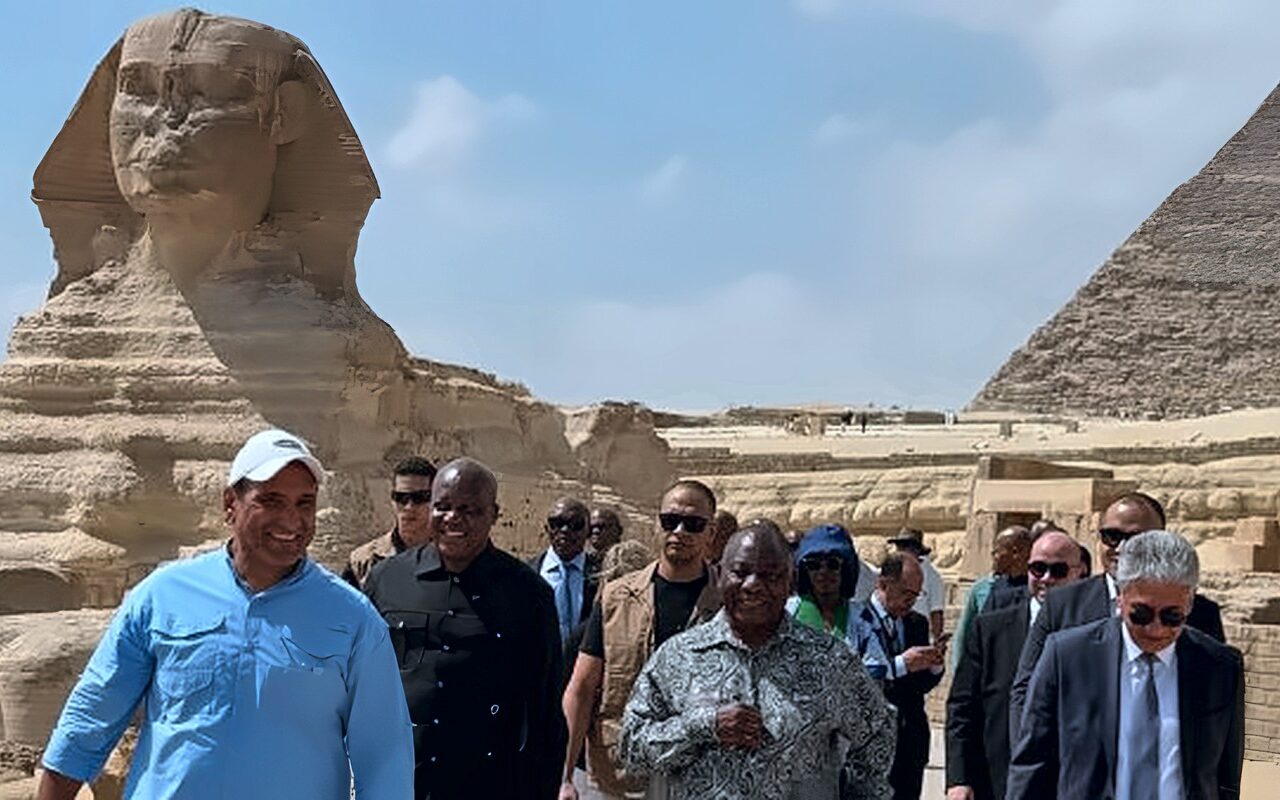 منبهرا بعظمة الحضارة المصرية.. رئيس جنوب أفريقيا يتوقف أكثر من مرة أمام مقتنيات المتحف الكبير