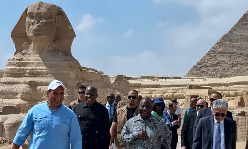 منبهرا بعظمة الحضارة المصرية.. رئيس جنوب أفريقيا يتوقف أكثر من مرة أمام مقتنيات المتحف الكبير