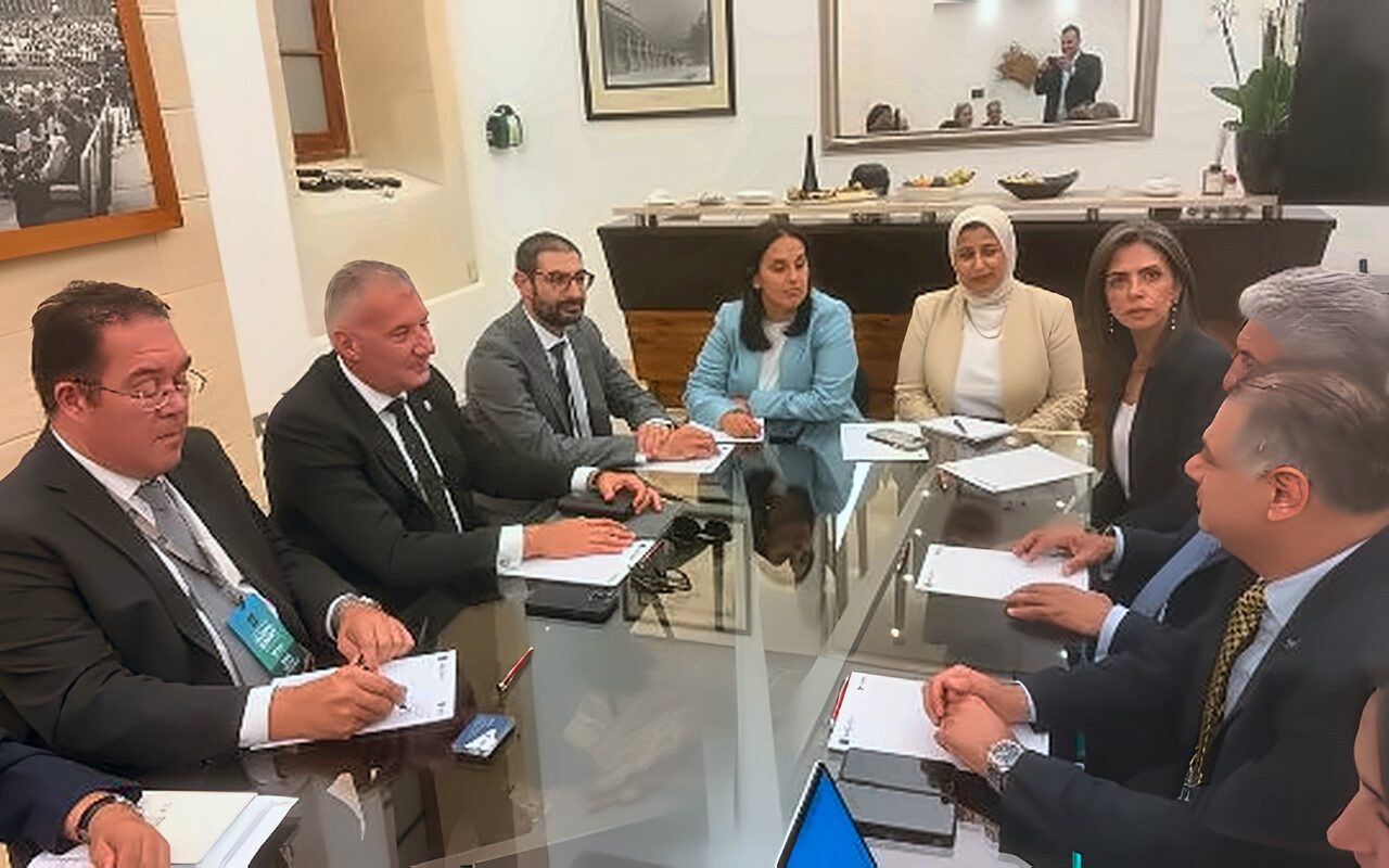 وزير السياحة والآثار يلتقي وزير سياحة مالطا لبحث تعزيز التعاون السياحي بين البلدين