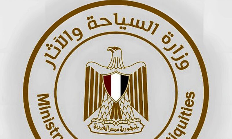 وزارة السياحة والآثار تتابع على مدار الساعة حركة رحلات سفر وعودة المعتمرين المصريين