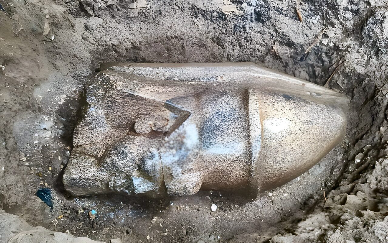 تاريخ يبعث من جديد.. الكشف عن بقايا تمثالين ضخمين يعود أحدهما لرمسيس الثاني