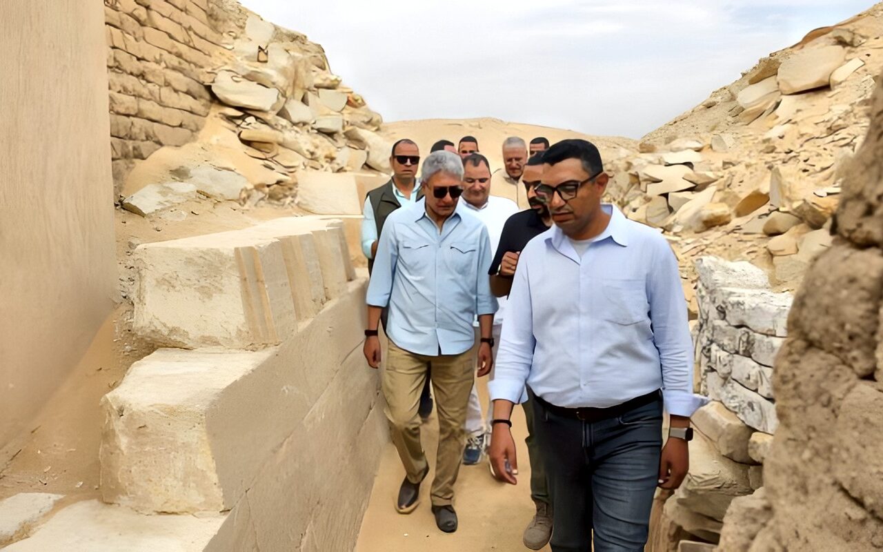وزير السياحة يتفقد أعمال البعثات الأثرية العاملة بـ سقارة