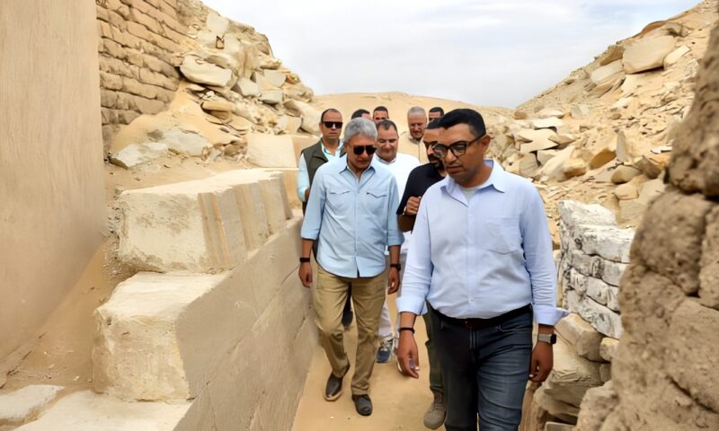 وزير السياحة يتفقد أعمال البعثات الأثرية العاملة بـ سقارة