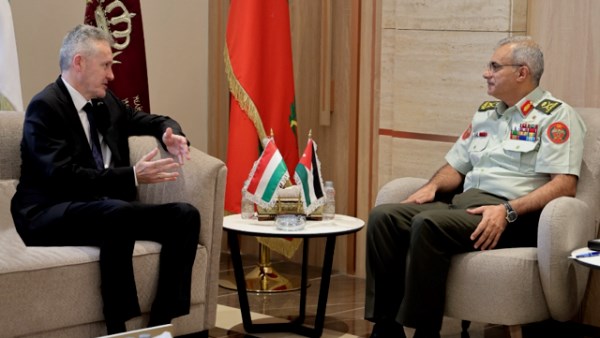 رئيس هيئة الأركان الأردنية يبحث مع السفير المجري تعزيز التعاون العسكري