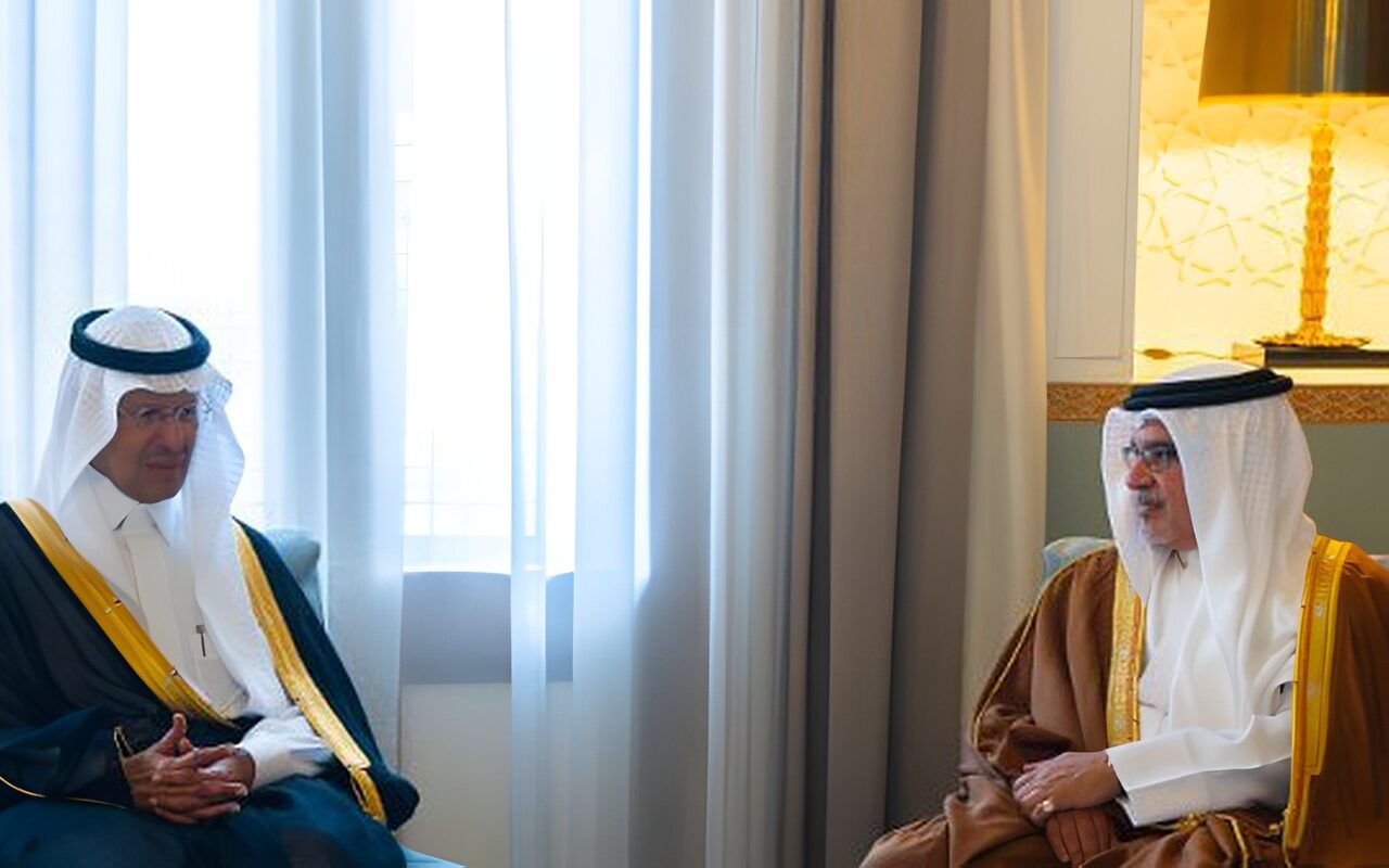 ولي العهد البحريني: أمن السعودية جزءٌ لا يتجزأ من أمننا.. ونتضامن مع المملكة فيما تتخذه من إجراءاتٍ لحماية سيادتها