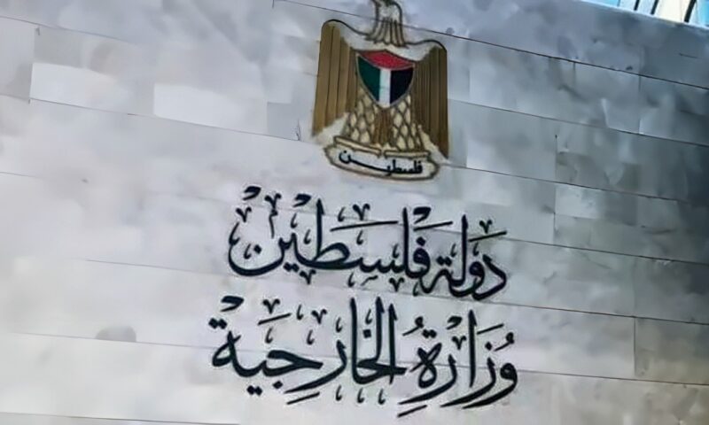 الخارجية الفلسطينية تدين جرائم الاحتلال والمستوطنين بحق المزارعين خلال موسم قطف الزيتون