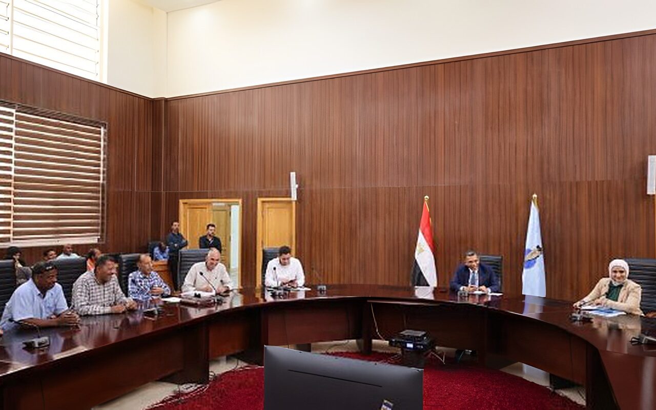 محافظ البحر الأحمر يلتقي أصحاب الورش لمناقشة مستجدات مدينة الحرفيين بالغردقة