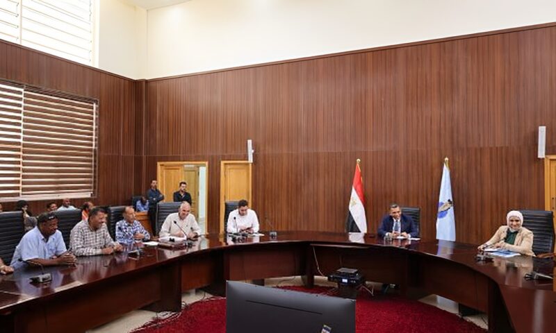 محافظ البحر الأحمر يلتقي أصحاب الورش لمناقشة مستجدات مدينة الحرفيين بالغردقة