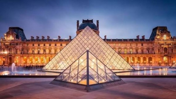 مدير متحف اللوفر يحذر من احتمال إغلاقه أمام الجمهور ما لم يخضع لتجديد شامل