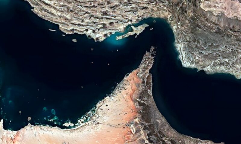 إصابة سفينتين ترفعان علم سنغافورة في مضيق هرمز وغرق إحداهما