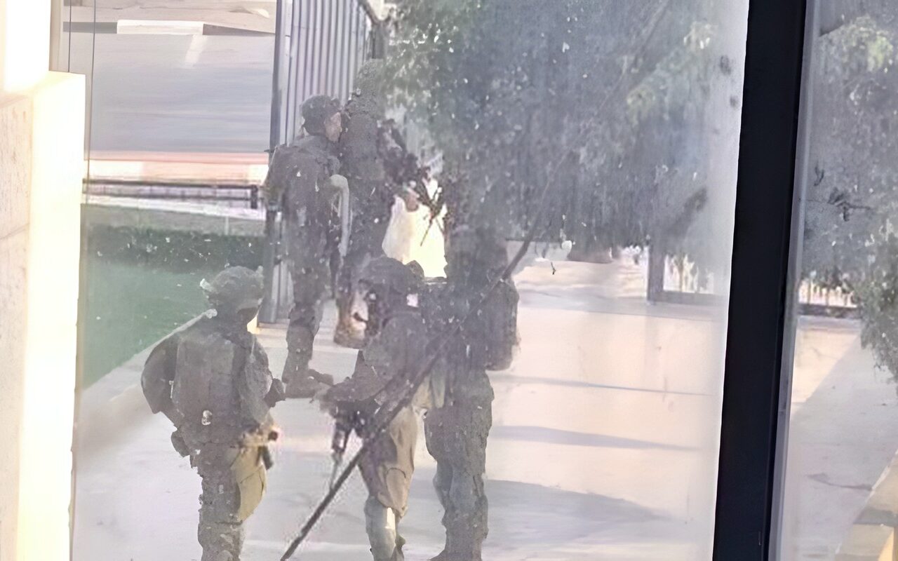 الاحتلال الإسرائيلي يقتحم مقر الهلال الأحمر ومستشفى الشهيد ياسر عرفات في الضفة الغربية