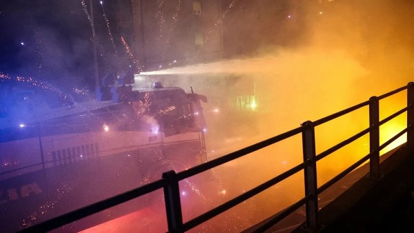 اشتباكات في ميلانو بين متظاهرين والشرطة الإيطالية احتجاجا على غلاء المعيشة