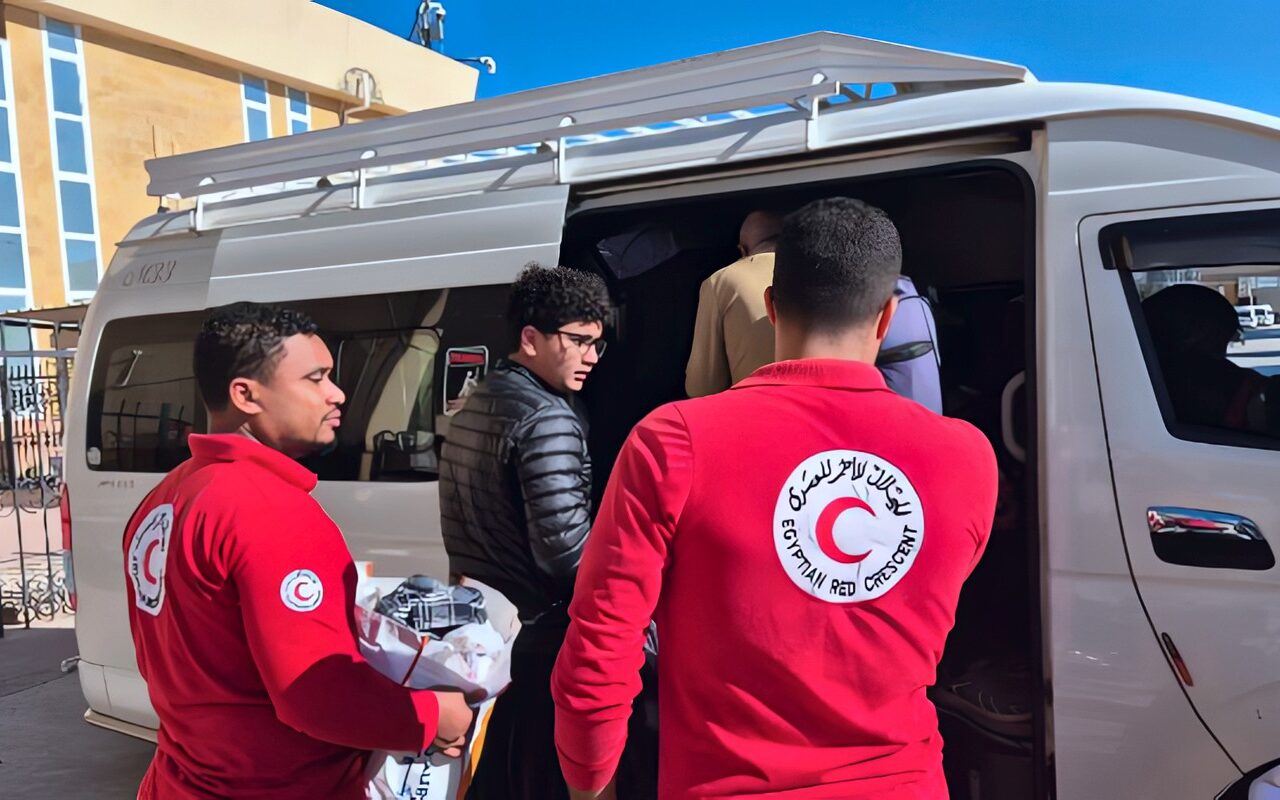الهلال الأحمر المصري يستقبل الدفعة الـ91 من الجرحى والمرضى الفلسطينيين عبر معبر رفح