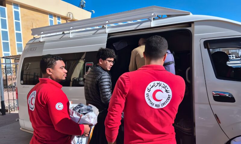الهلال الأحمر المصري يستقبل الدفعة الـ91 من الجرحى والمرضى الفلسطينيين عبر معبر رفح