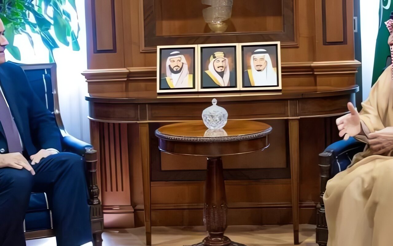 وزير الدولة للشئون الخارجية السعودي يستقبل سفير مصر لدى المملكة