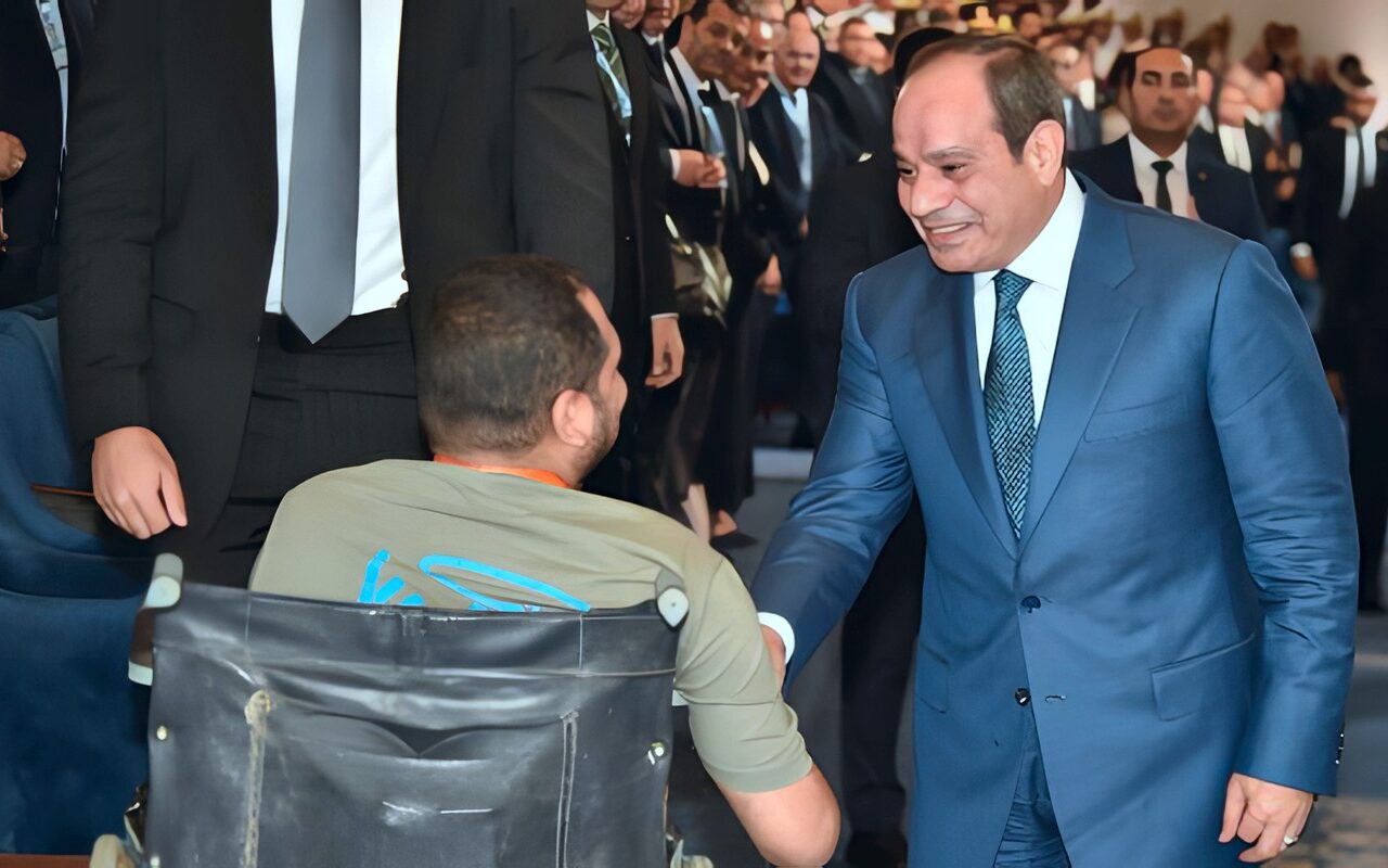 في لفتة إنسانية.. الرئيس السيسي يتوجه لمصافحة أحد ضيوف منتدى مصر 2026