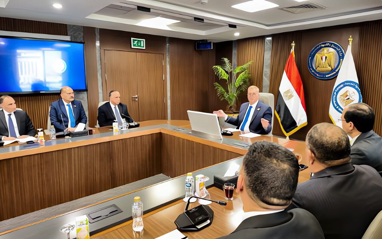 وزير البترول يبحث تفعيل آلية جديدة للتعاقب الوظيفي لتوسيع قاعدة اختيار القيادات